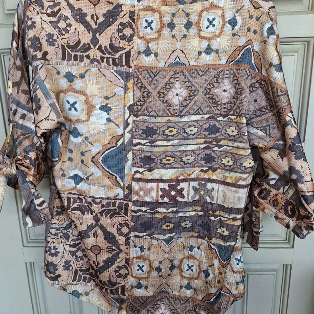 NWT Chico's Blouse Sz0P V Neck HiLo Tie Sleeves Earthtones Graphic Print